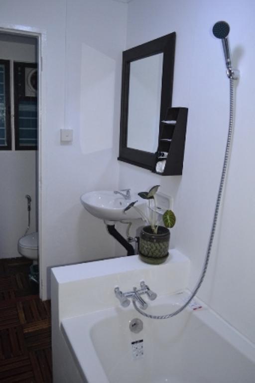 Garden Home Bed And Breakfast Янгон Номер фото